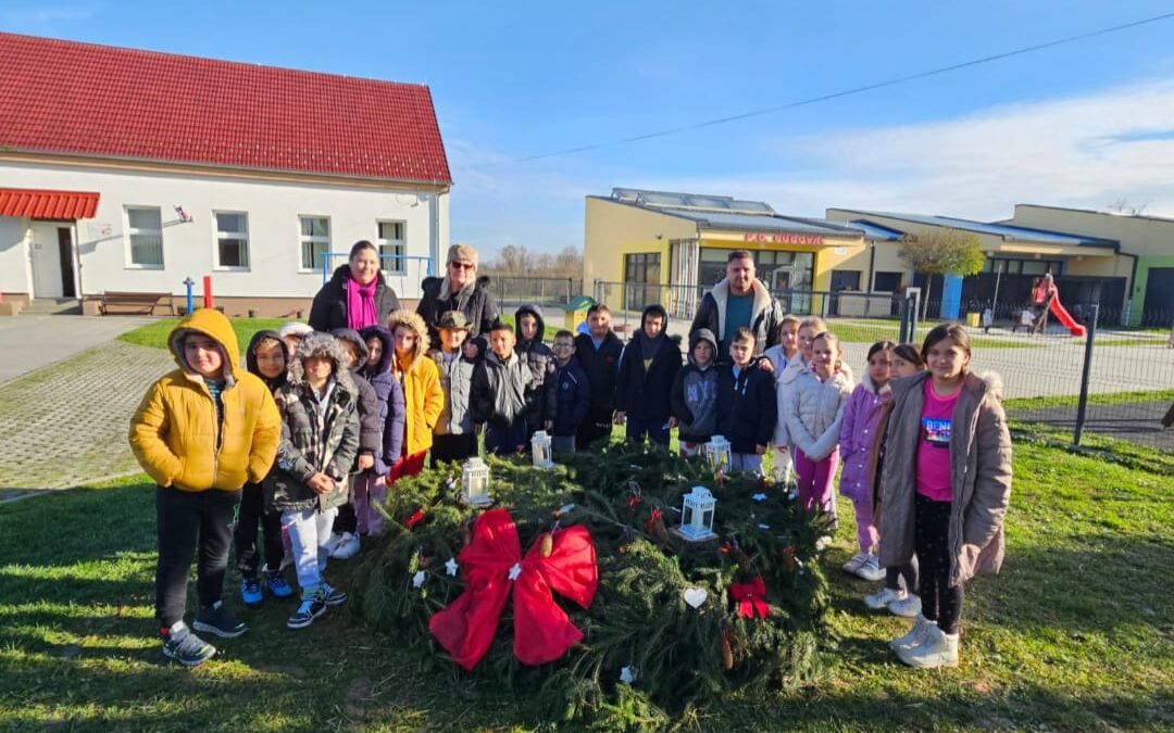Izrada adventskog vijenca i paljenje prve adventske svijeće u dvorištu PŠ Gudovac