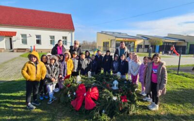 Izrada adventskog vijenca i paljenje prve adventske svijeće u dvorištu PŠ Gudovac
